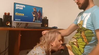 Блондинка сосет член парня, пока он играет в Фортнайт