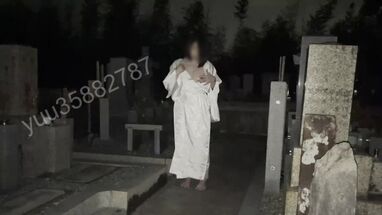 Азиатке нужны острые ощущения и она дрочит ночью на кладбище
