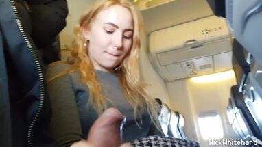 Блондинка втихаря отсосала парню в самолете